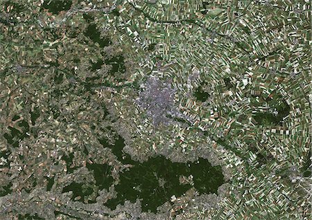 Reims, France, couleur vraie Image-Satellite. Reims, France. Image satellite de vraies couleurs de la ville de Reims, prise le 2 juillet 2001, à l'aide de données LANDSAT 7. Photographie de stock - Rights-Managed, Code: 872-06052933