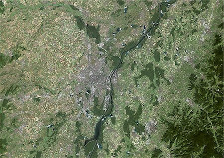 Strasbourg (France), couleur vraie Image-Satellite. Strasbourg, France. Image satellite de vraies couleurs de la ville de Strasbourg, prise le 11 septembre 1999, à l'aide de données LANDSAT 7. Photographie de stock - Rights-Managed, Code: 872-06052944
