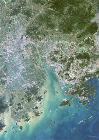 Canton et Shenzen, en Chine, en 2000, la valeur True Image Satellite en couleurs. Image de véritable couleur satellite des villes de Guangzhou (Canton) et à Shenzen en Chine. Image en format portrait, prise le 14 septembre 2000, à l'aide de données LANDSAT. Photographie de stock - Rights-Managed, Code: 872-06053805