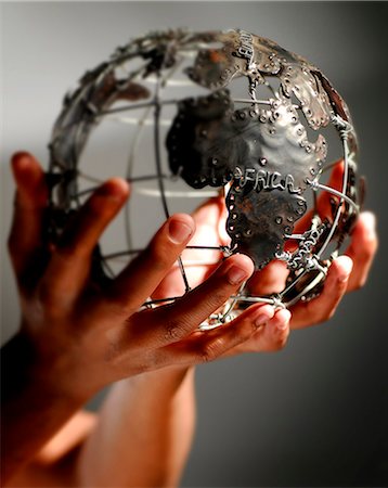 Hands holding an ethnic wire globe Foto de stock - Con derechos protegidos, Código: 873-07156736