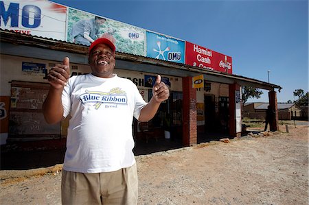 simsearch:841-02707258,k - Man standing in front of shop, Soweto, Johannesburg, Gauteng Foto de stock - Con derechos protegidos, Código: 873-07156749