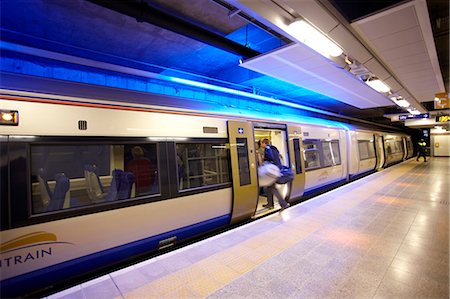 platform - Passanger getting onto the Gautrain at the Gautrain Sandton Station Photographie de stock - Rights-Managed, Code: 873-07156765