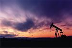 Silhouette der Pumpe Jack bei Sonnenuntergang Nunavut, Kanada