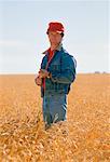 Portrait de l'agriculteur de blé au champ, SK, Canada