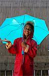 Jeune fille sous le parapluie