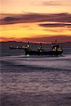 Schiffe in der Abenddämmerung aus English Bay in Vancouver, British Columbia Kanada