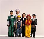 Kinder in Kostümen der verschiedenen Berufe gekleidet