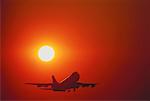 Silhouette de 747 Jet décolle au coucher du soleil