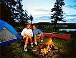 Couple Camping, le Parc Provincial Algonquin Tom Thomson Lake (Ontario), Canada