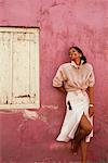 Femme se penchant sur le mur, riant Curacao