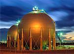 Chemikalienlagertanks bei Sonnenuntergang in der Nähe von Edmonton, Alberta, Kanada