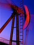 Champ pétrolifère gréer en mouvement au coucher du soleil près de Drayton, Alberta, Canada