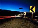 Sentiers de lumière sur la route #178, près de Trona, Californie, USA