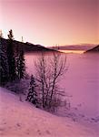 Sonnenuntergang über der Landschaft im Winter Medicine Lake, Jasper Nationalpark, Alberta, Kanada
