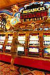 Frau spielen Spielautomat Taj Mahal Hotel und Casino Atlantic City, New Jersey, Vereinigte Staaten