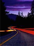 Light Trails auf der Autobahn bei Nacht, Bow Valley Provincial Park Alberta, Kanada
