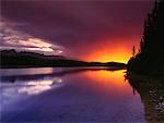 Sonnenuntergang über dem Mayfield Lake-Britisch-Kolumbien, Kanada