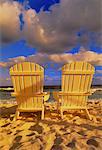 Vue arrière des chaises d'Adirondack sur la plage de Cozumel, Mexique