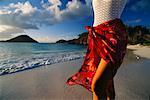 Femme en Sarong sur plage Virgin Islands