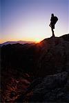 Silhouette de la personne randonnée au coucher du soleil, la forêt nationale de Coronado Tuscon, Arizona, Etats-Unis