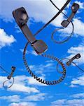 Telefonempfänger im Himmel mit Wolken