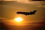 Kontur des Flugzeuges im Flug bei Sonnenuntergang