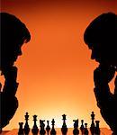 Silhouette de deux personnes qui jouent aux échecs