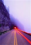 Sentiers de lumière sur la route avec brouillard Logan Pass, Glacier National Park, Montana, USA