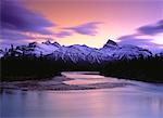 Coucher de soleil sur la rivière Saskatchewan Nord, la Kootenay Plains (Alberta), Canada