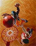 Vue aérienne des hommes jouant au Basketball