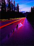 Sentiers de la lumière sur la route à la tombée de la nuit le Parc National Yoho en Colombie-Britannique, Canada