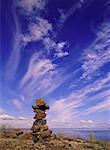 Inukshuk et nuages Cirrus bras oriental du Great Slave Lake Territoires du Nord-Ouest, Canada