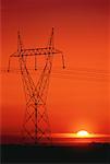 Tour de Transmission électrique au coucher du soleil
