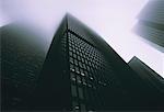 En regardant vers le haut des tours de bureaux dans le brouillard, le District financier Toronto, Ontario, Canada