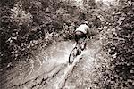 Vélo de montagne, équitation à travers la flaque d'eau de l'Ontario, Canada