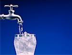 Wasserhahn mit Glas Wasser