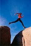 Femme saut écart Joshua Tree, Californie, USA