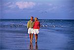 Mature Couple marchant sur la plage, Key Biscayne, Floride, États-Unis