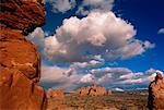 Formations rocheuses et le Parc National des Arches ciel nuageux Utah, USA