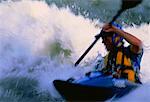 Homme kayak Kern River, Californie, USA