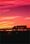 Silhouette de camion de Transport sur route au coucher du soleil