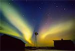 Nordlichter mit Silhouette der Scheune und Windmühle Alberta, Kanada