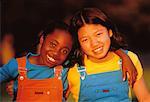 Portrait de deux jeunes filles en plein air