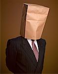 Portrait d'homme d'affaires avec le sac en papier sur la tête