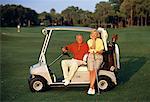 Portrait de Couple d'âge mûr dans le chariot de Golf en Floride
