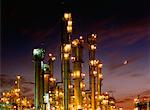 Ölraffinerie bei Dämmerung Texas, USA