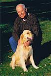 Portrait d'homme mûr avec Golden Retriever Outdoors