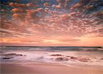 Plage de Bloubergstrand au lever du soleil près de Cape Town, Afrique du Sud