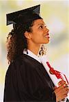 Femme Holding Graduate diplôme