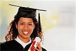 Portrait de femme diplômée Holding diplôme